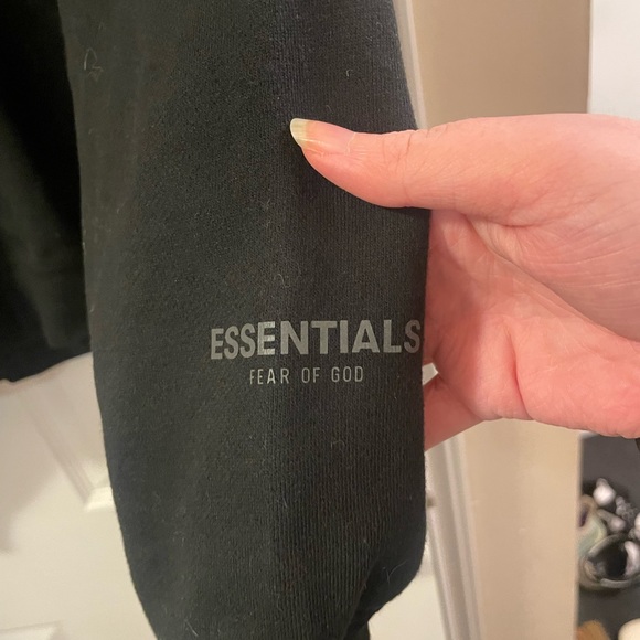 Essentials Crew Neck - Picture 2 of 5